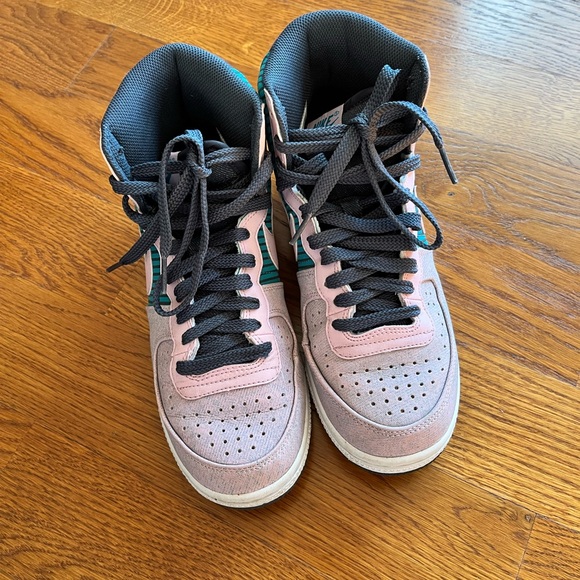 Nike sneakers. US size 7 - Picture 1 of 4